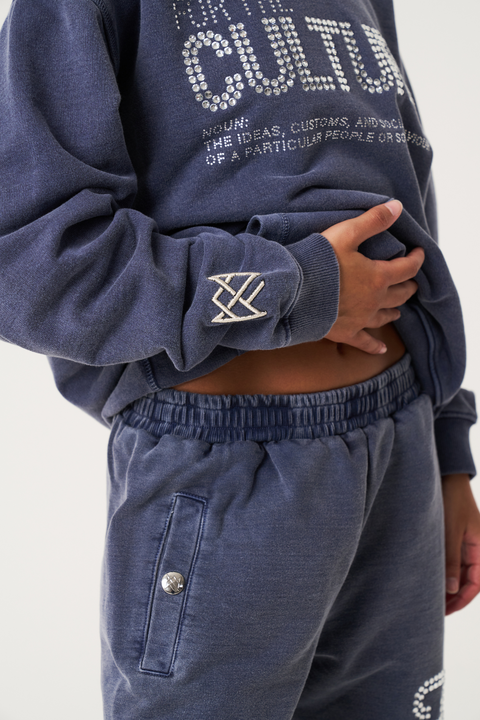 Donkerblauwe Hoodie met ‘Culture’ Print – Streetwear Stijl